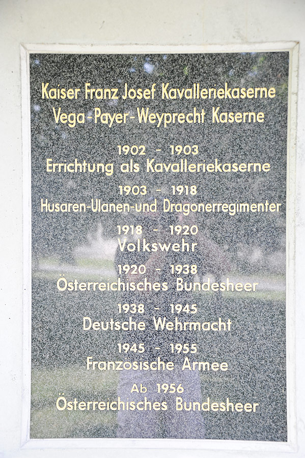 1140 Wien Vega-Payer-Weyprecht Kaserne Kavalleriedenkmal 2004