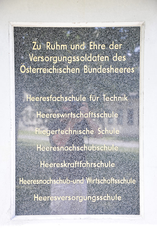 1140 Wien Vega-Payer-Weyprecht Kaserne Kavalleriedenkmal 2004