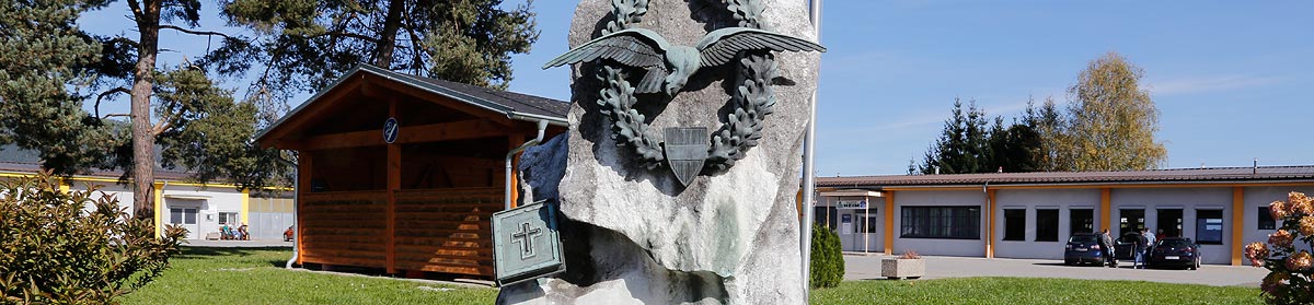 Sliderbild Gedenkstein Fliegerschule und Fliegerregiment, Fliegerhorst Hinterstoisser, 8740 Zeltweg, Steiermark